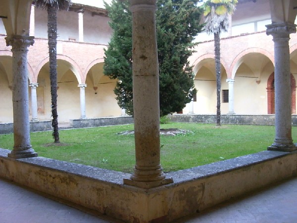 Il chiostro esterno dell'Eremo di Lecceto