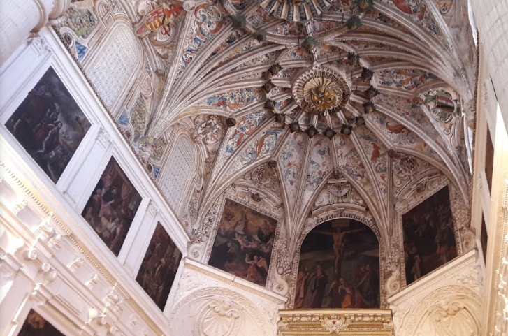 Interno della chiesa di sant'Agostino: i quadri della fascia superiore