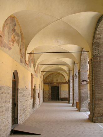 Il chiostro del monastero agostiniano di san Ginesio con i resti degli affreschi nelle lunette