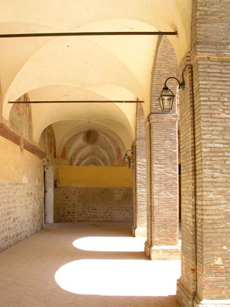 Il chiostro del monastero agostiniano di san Ginesio con i resti degli affreschi nelle lunette