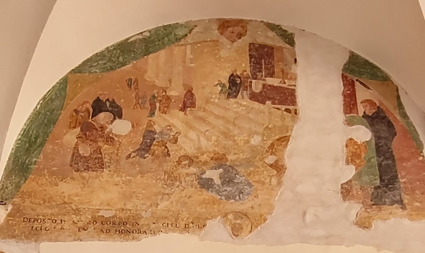 I pellegrini affluiscono alla sua tomba di Pavia