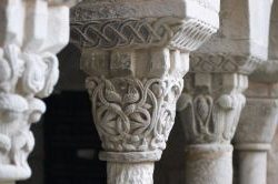 L'interno del chiostro del priorato agostiniano di Llu