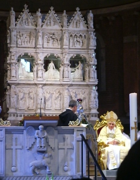 L'Arca di sant'Agostino in san Pietro in Ciel d'Oro a Pavia nel giorno della visita di papa Benedetto XVI