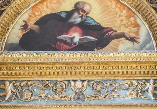 La cimasa della pala d'altare con Iddio Padre e la colomba