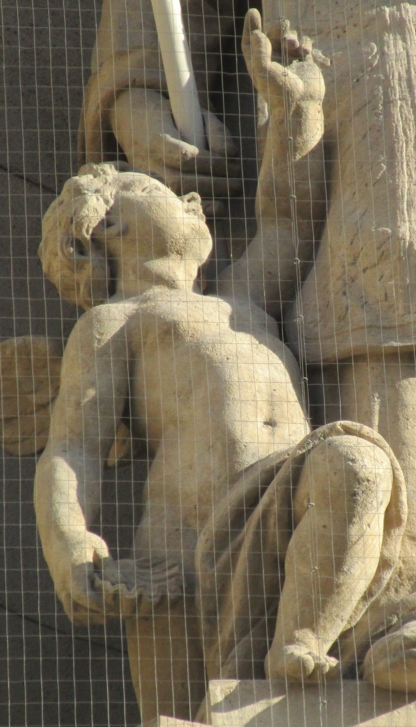 Particolare del bambino sulla spiaggia con la conchiglia in mano