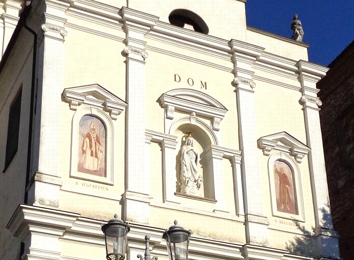 La facciata della chiesa a Sanfré con l'immagine dipinta di sant'Agostino