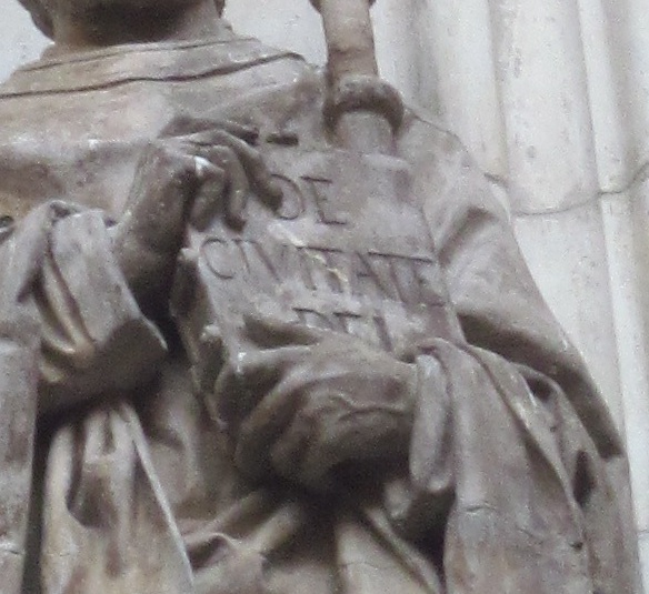 Particolare del libro De Civitate Dei nella Porta dell'Assunzioine della Cattedrale di Siviglia