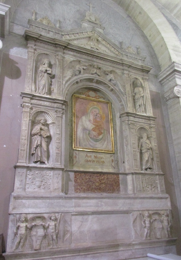 San Paolo entro nicchia, San Pietro entro nicchia, San Girolamo entro nicchia, Sant'Agostino entro nicchia, Dio Padre con la colomba dello Spirito Santo, Angeli reggistemma, Motivi decorativi a candelabra