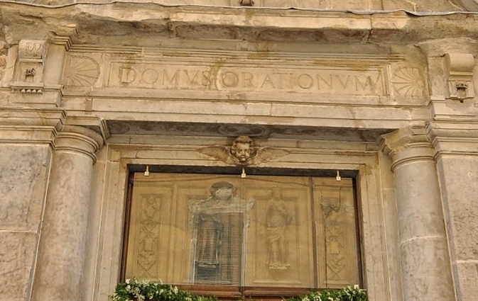 Sant'Agostino vescovo e Dottore della Chiesa scolpito sul portale