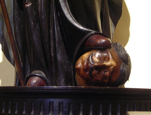 Sant'Agostino vescovo e cardioforo di anonimo maestro di Lima in Perù: particolare della statua con la testa dell'eretico