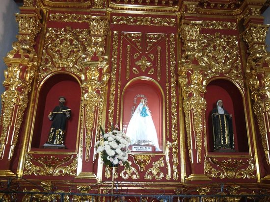 Agostino vescovo e cardioforo nella nicchia dell'altare maggiore