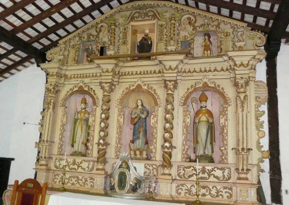 Retablo con la statua di sant'Agostino nella chiesa di Emboscada
