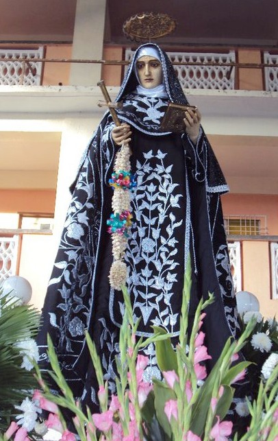 Santa Monica raffigurata in una statua a Tanza nelle Filippine