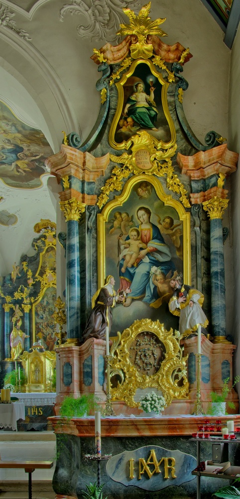 L'altare destro con la Vergine e i santi Agostino e Monica