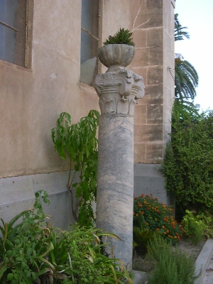 Colonna a lato della Basilica