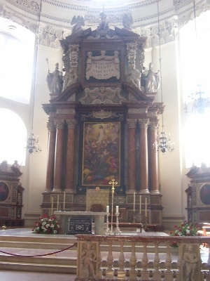 L'altare maggiore della chiesa con la Pala della Risurrezione