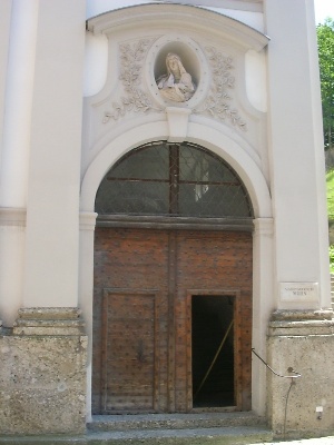 Entrata con il busto di Monica