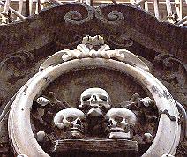 Particolare della facciata della chiesa di sant'Agostino a Napoli