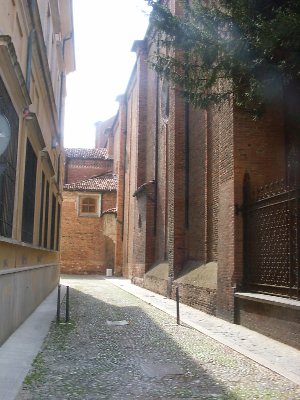Il vicolo di sant'Agostino attorno alla chiesa