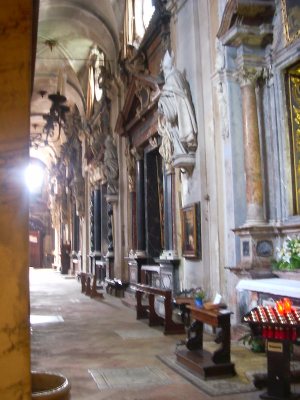 La navata di sinistra della chiesa