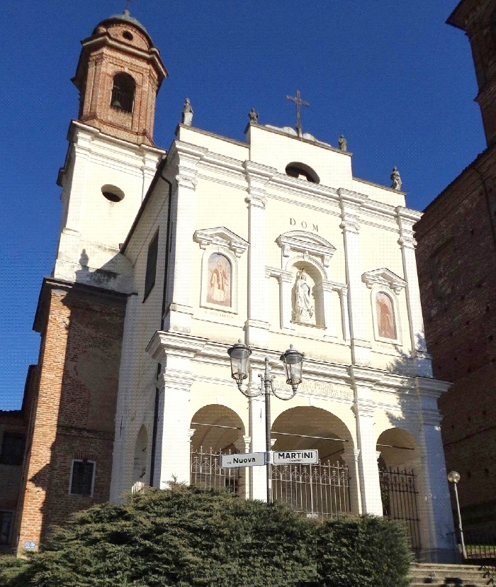 La bellissima chiesa di Sant'Agostino, Battuti Bianchi, è citata nella visita pastorale del Vescovo Broglia del 1596. Fu oggetto di ristrutturazione, con prolungamento del campanile a piccola cupola in rame, nel 1871. Al suo interno la chiesa è riccamente affrescata in monocromatico alle pareti da Barber (1872), pittore di origini cheraschesi, il quale, si dice, ricambiò l'ospitalità fornitagli dalla confraternita con le sue opere.