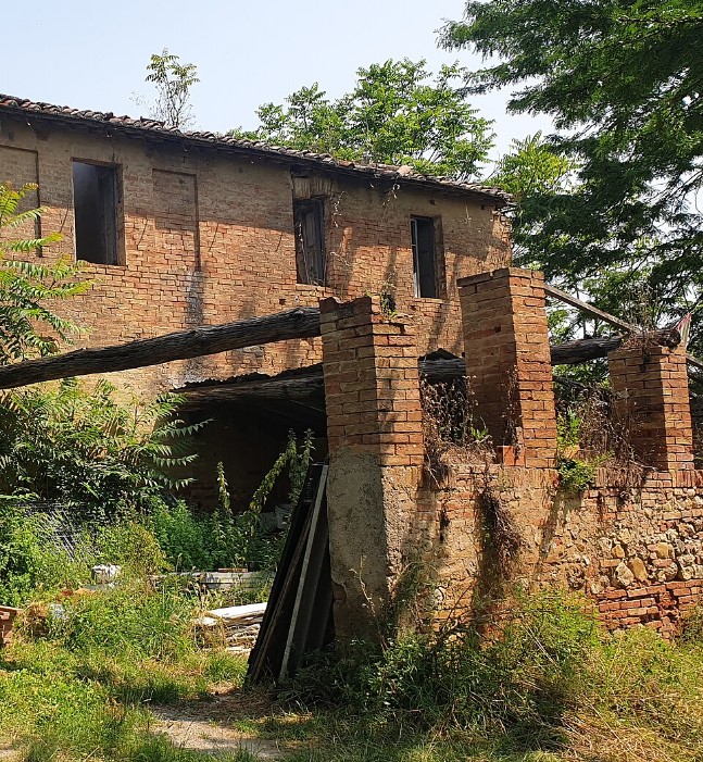 Resti della chiesa agostiniana a La Sorra prima dei restauri
