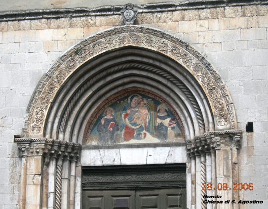 Portale della chiesa di sant'Agostino a Norcia, foto di Renzo Proserpio