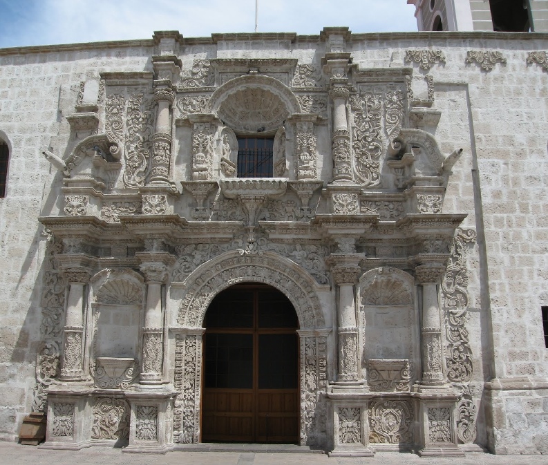 L'entrata monumentale alla chiesa di sant'Agostino a Arequipa in Perù
