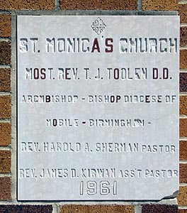 La lapide che ricorda l'origine della chiesa di santa Monica