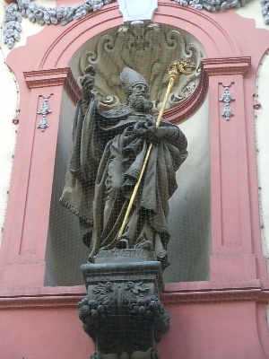 Statua di sant'Agostino sulla facciata della chiesa