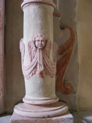 Particolare di una colonna con un angelo a stucco