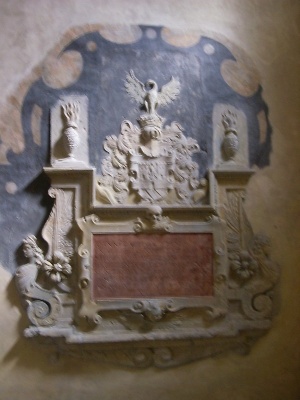 Lapide mortuaria nobiliare nella cappella