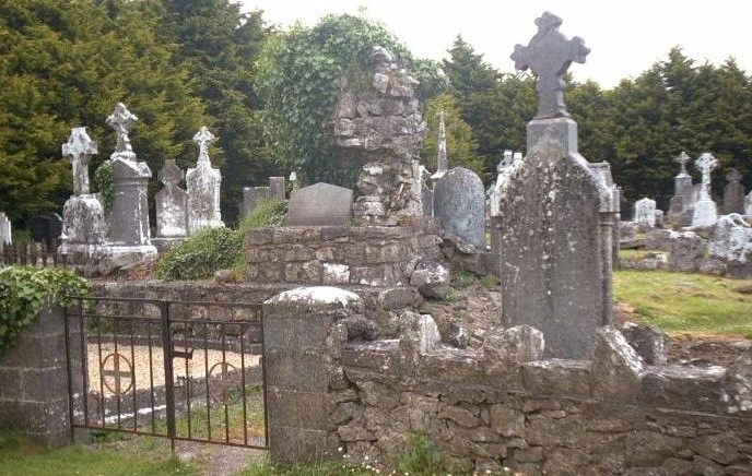Particolare del cimitero con le rovine del monastero di Derrane
