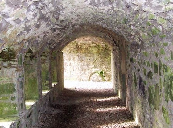 Particolare del chiostro del monastero a Errew