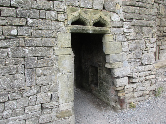 Particolare dell'entrata al campanile della Abbazia di Trim