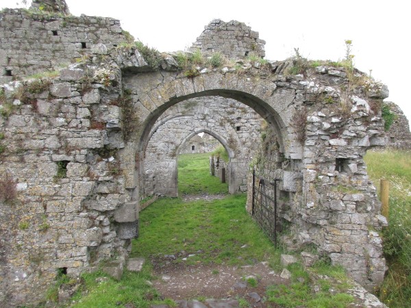 L'entrata del complesso monastico di Athassel