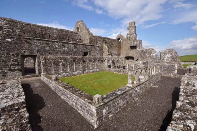 Il chiostro del monastero a Clontuskert