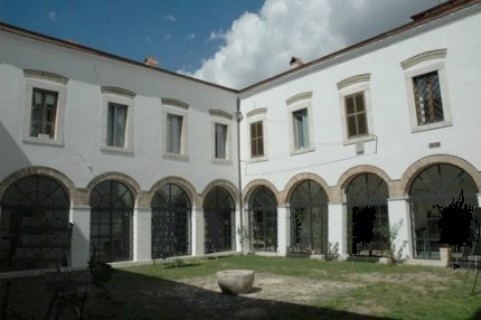 Interno del convento agostiniano di Cerchio con il chiostro
