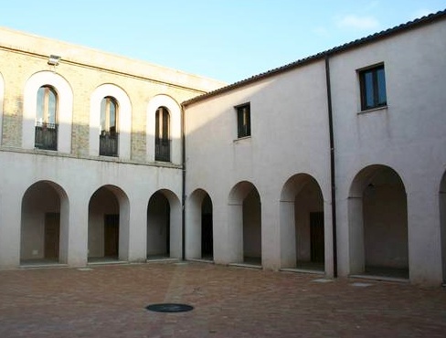 Immagine dell'interno del chiostro