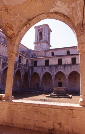 Chiostro interno del convento agostiniano di Volcei