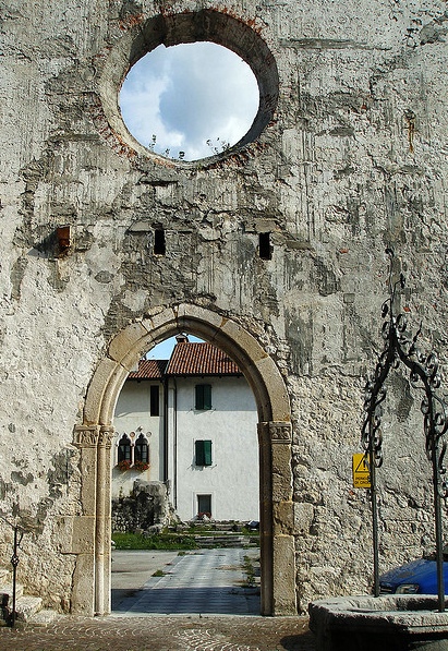 I ruderi della chiesa di san Giovanni Battista a Venzone