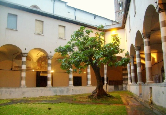 Chiostro triangolare del monastero di Sant'Agostino a Genova
