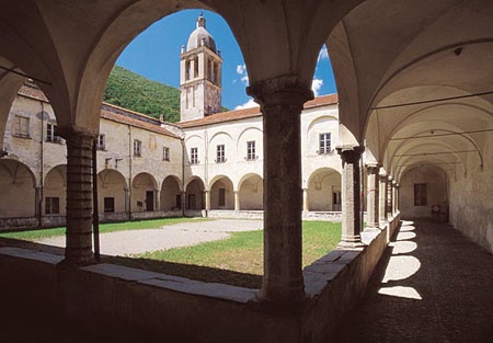 Il chiostro del Convento agostiniano a Teco