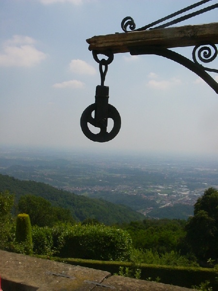 Il panorama brianzolo dal pozzo del cortile del convento ottocentesco