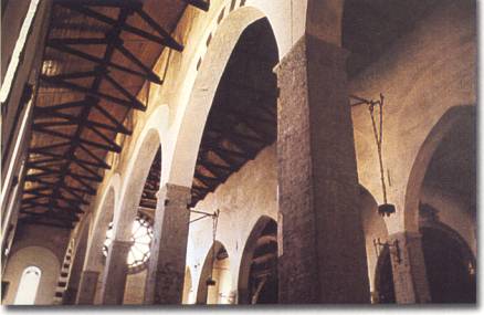 Interno della chiesa con le capriate in legno