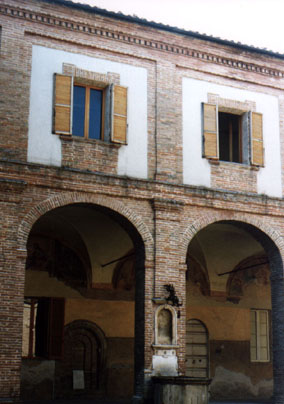 Il convento con le arcate dei corridoi a piano terra e il pozzo di san Nicola