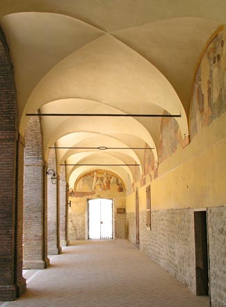 Il bel deambulatorio del chiostro con i resti degli affreschi sulle lunette