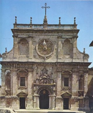 La magnifica facciata della Basilica di san Nicola a Tolentino