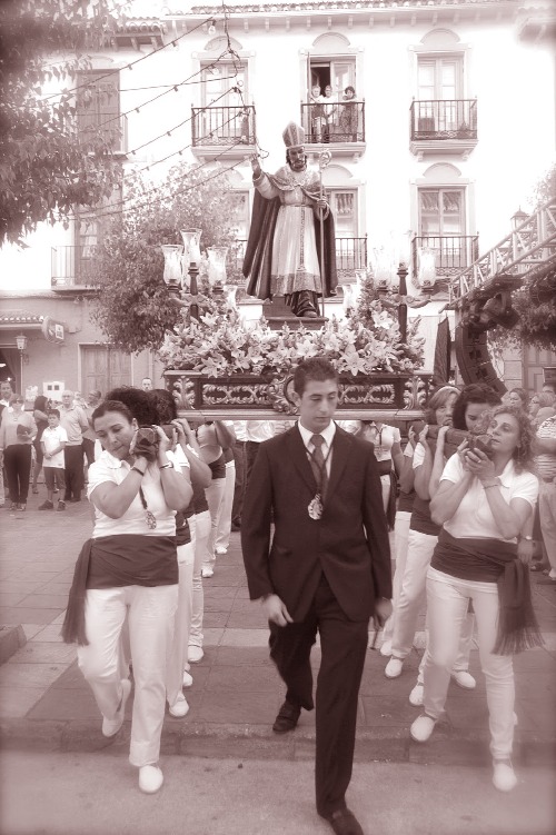 La processione con il santo avanza per le vie del paese