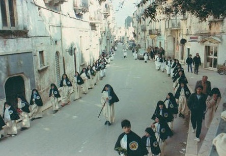Processione dei cinturati per le vie di Vico del Gargano